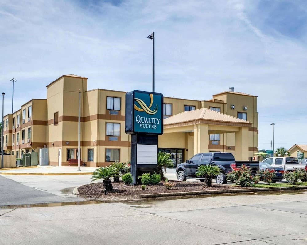 Quality Suites Baton Rouge East - Denham Springs featured exterior or lobby in Baton Rouge, LA — similar hotel