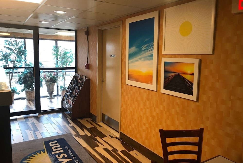 Days Inn by Wyndham Jersey City / NYC Area interior in Jersey City, NJ — gallery photo 2
