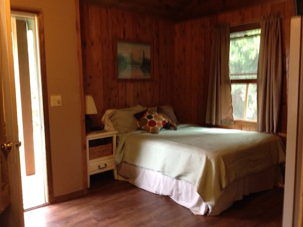 Hilltop Cabins and Motel interior in Grand Marais, MI — gallery photo 2