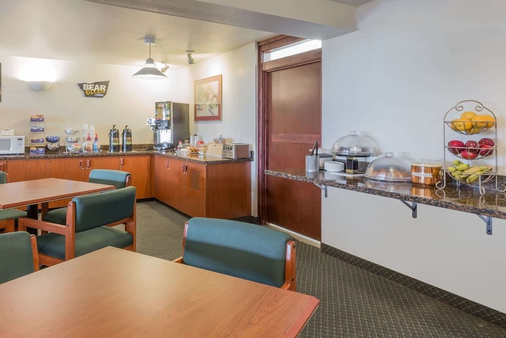 Travelodge Suites by Wyndham Newberg gallery photo in Newberg, OR — image 114