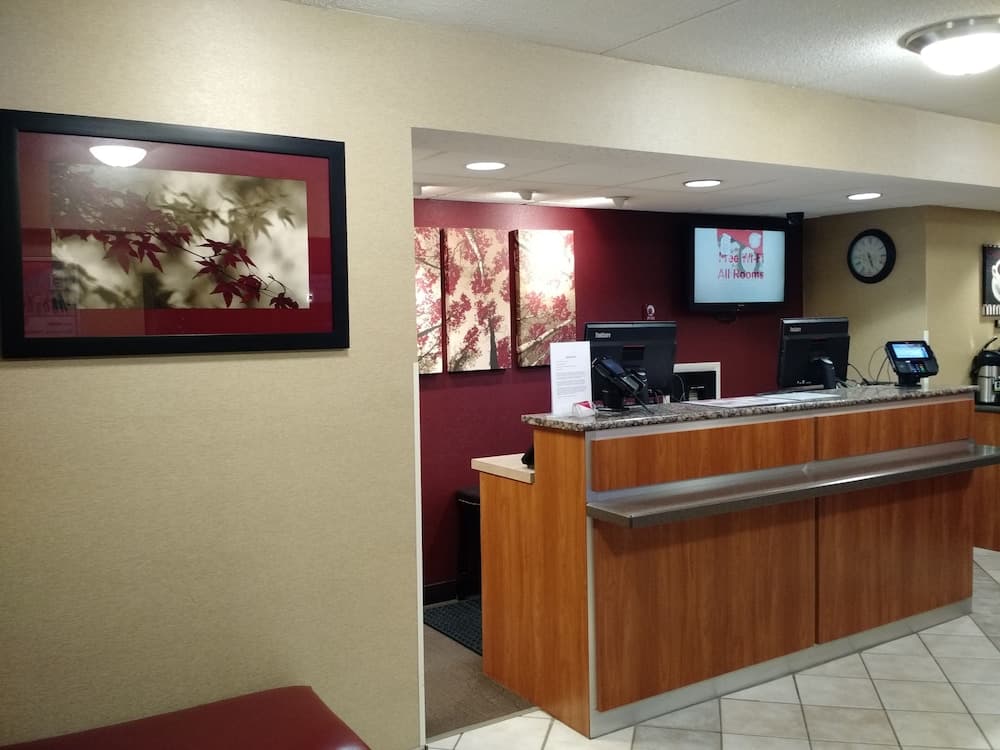 Red Roof Inn Utica interior in Utica, NY — gallery photo 2