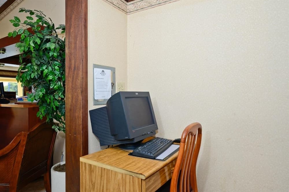 Americas Best Value Inn & Suites Warren Detroit gallery photo in Warren, MI — image 4