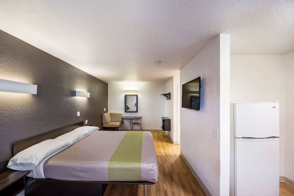 Studio 6 Irving, TX - Irving DFW Airport East interior in Irving, TX — gallery photo 2