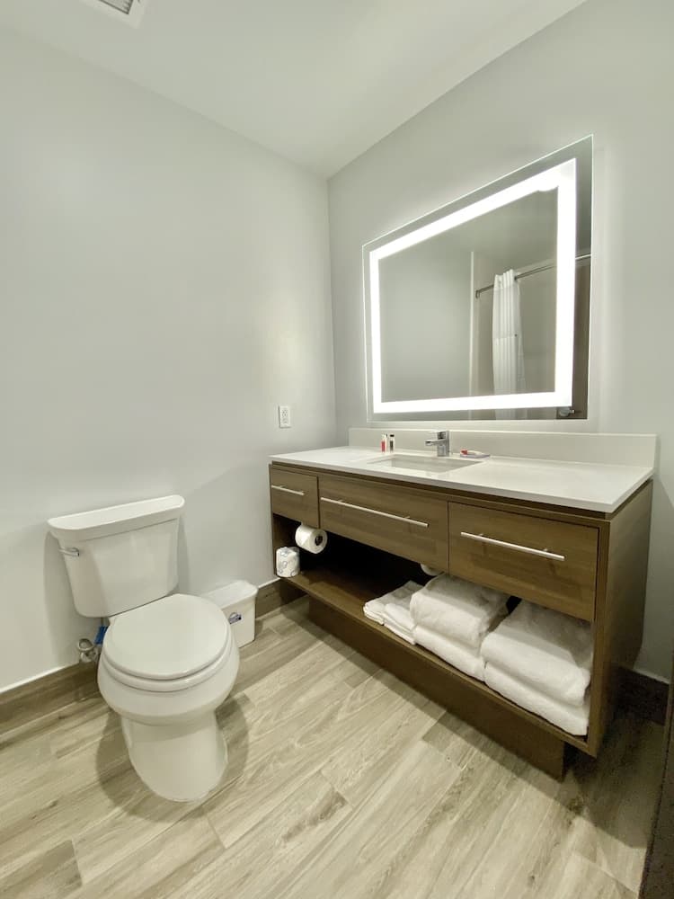 Days Inn & Suites by Wyndham Beaumont West / I-10 & Walden gallery photo in Beaumont, TX — image 23