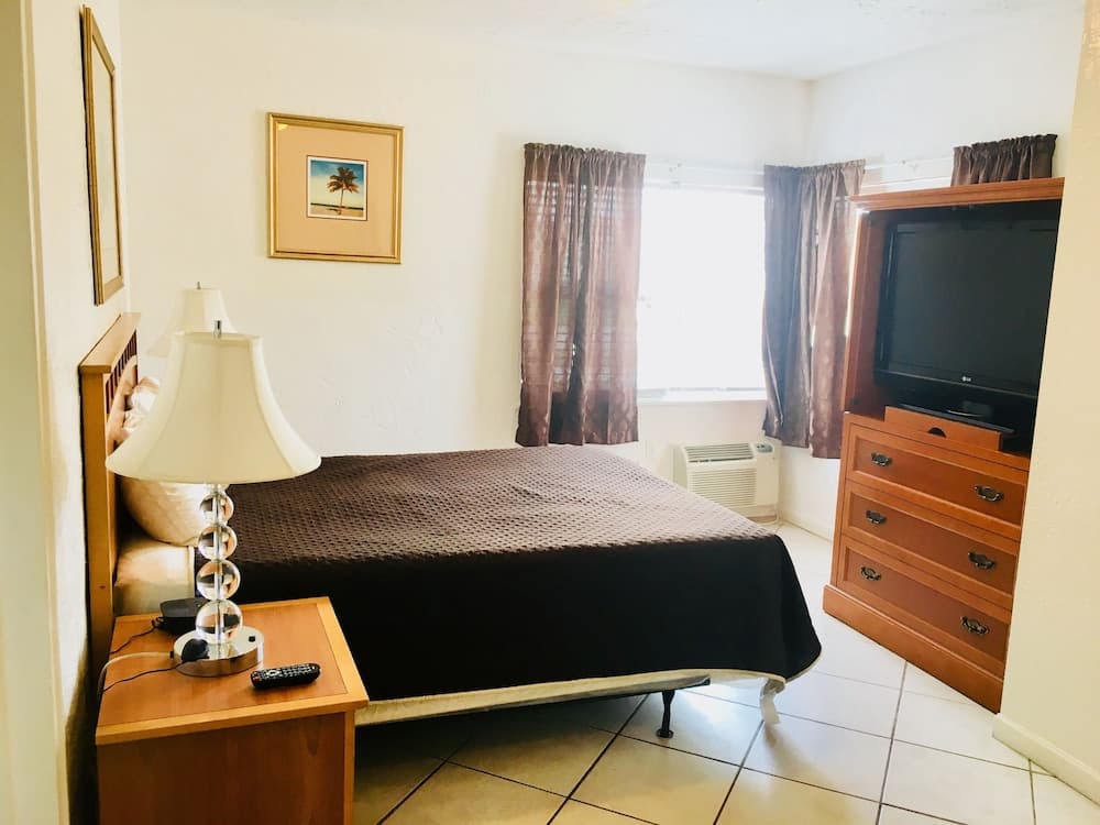 Richards Motel Courtyard interior in Hollywood, FL — gallery photo 2