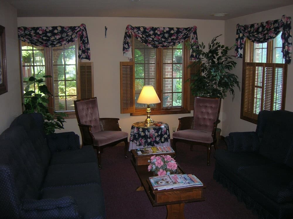 Smoketown Inn interior in Smoketown, PA — gallery photo 2