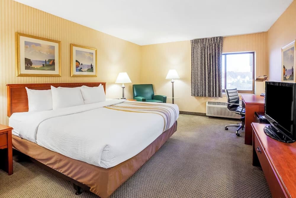 Norwood Inn and Suites Detroit property views in Southgate, MI — gallery photo 3