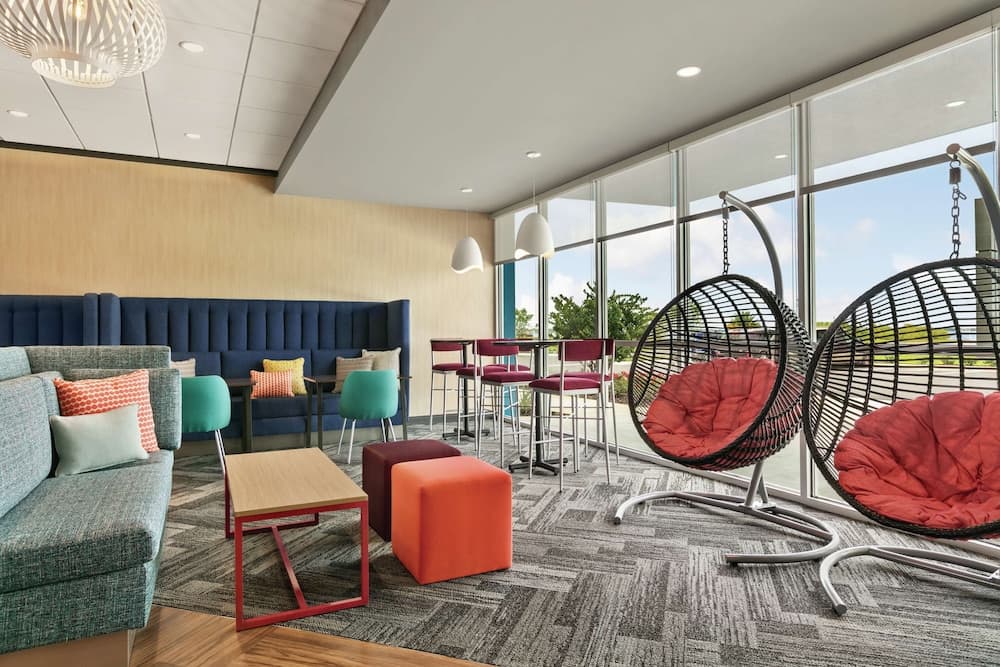 TRU BY Hilton Sebring interior in Sebring, FL — gallery photo 2