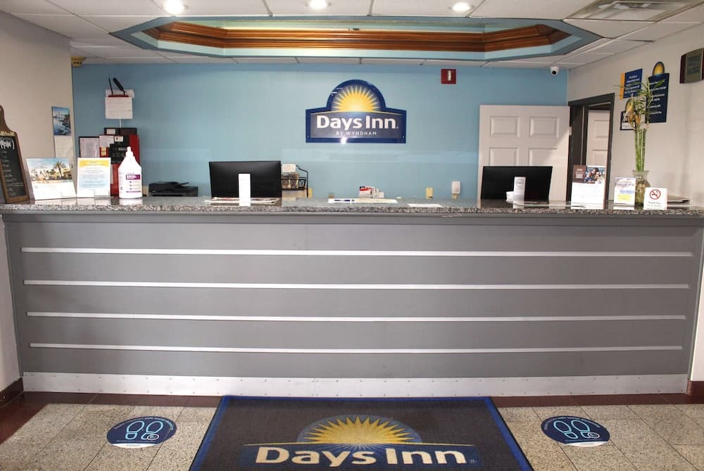 Days Inn by Wyndham Franklin interior in Franklin, KY — gallery photo 2