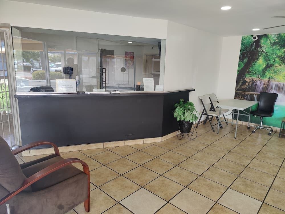 Best Inn & Suites interior in El Cajon, CA — gallery photo 2