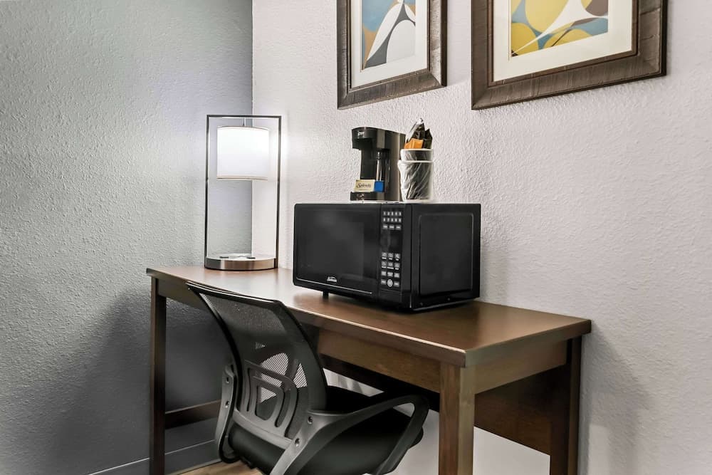 Rodeway Inn & Suites Saginaw I-675 gallery photo in Saginaw, MI — image 47