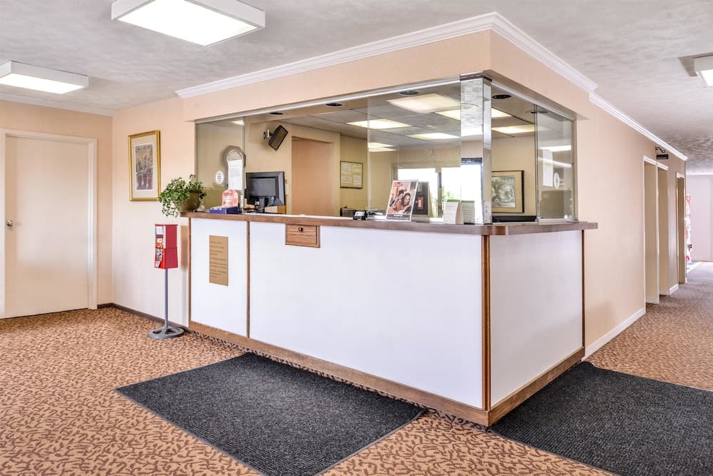 Americas Best Value Inn Alliance interior in Alliance, OH — gallery photo 2