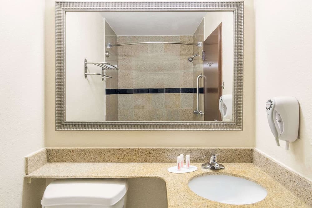 Super 8 by Wyndham Beaumont I-10 South/College St gallery photo in Beaumont, TX — image 14