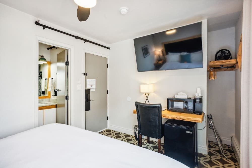 Highliner Hotel - King Rooms with City & Park Views property views in Anchorage, AK — gallery photo 3