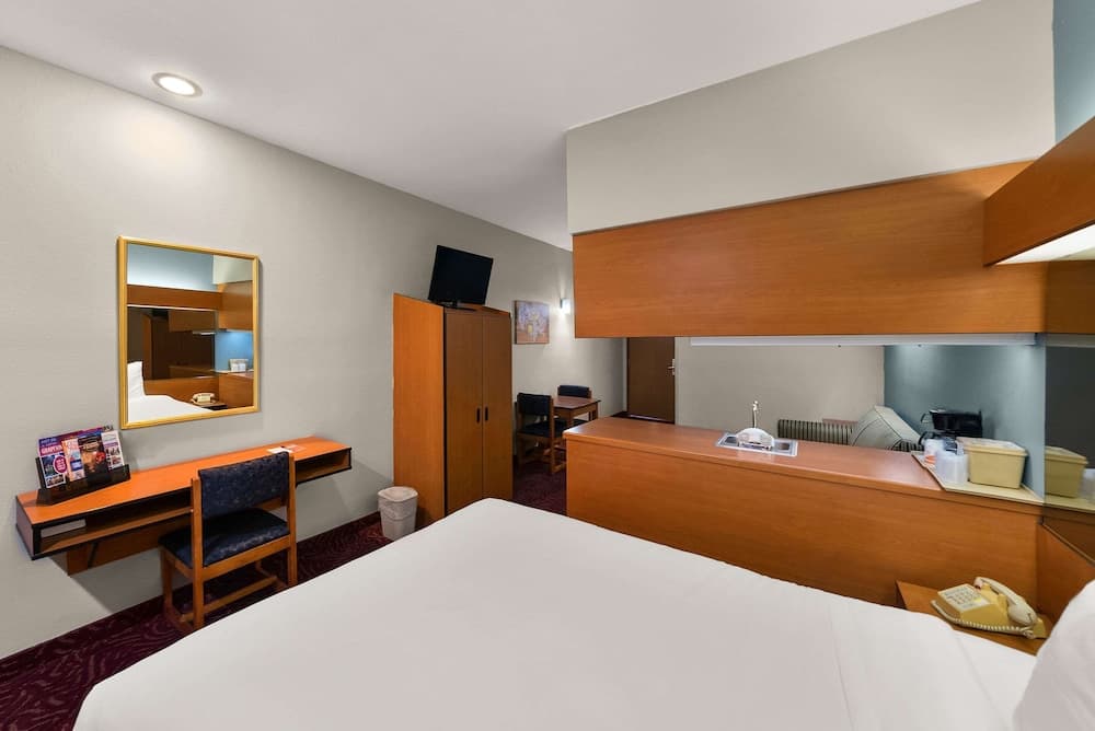 Econo Lodge Inn & Suites Mesquite - Dallas East gallery photo in Mesquite, TX — image 30