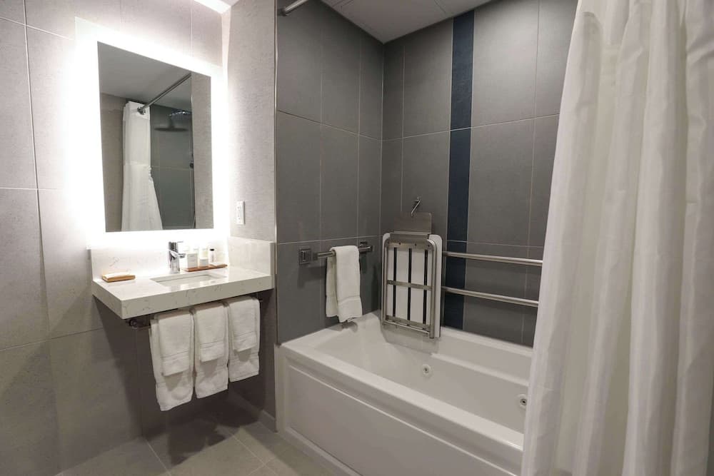 Radisson Plaza Hotel at Kalamazoo Center gallery photo in Kalamazoo, MI — image 63