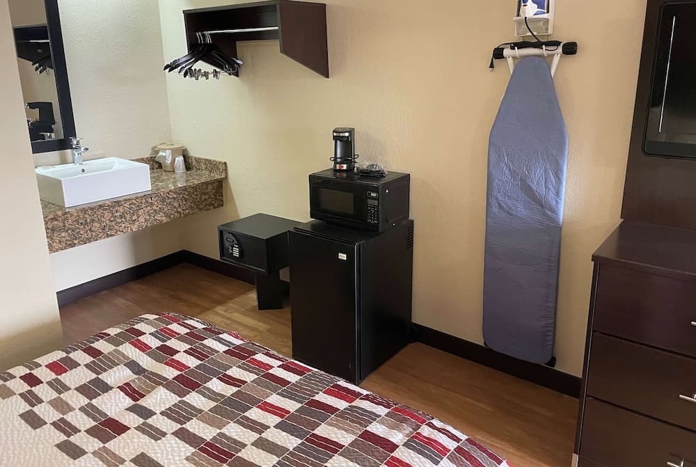 Travelodge by Wyndham Holland/Toledo property views in Holland, OH — gallery photo 3