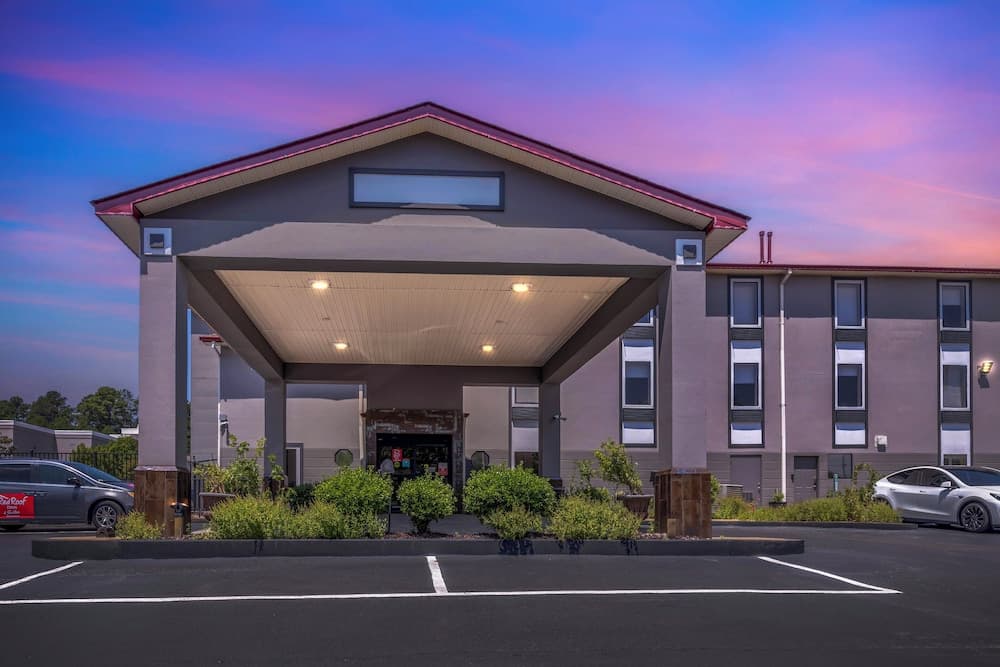 Red Roof Inn & Suites Clinton, MS featured exterior or lobby in Clinton, MS — similar hotel