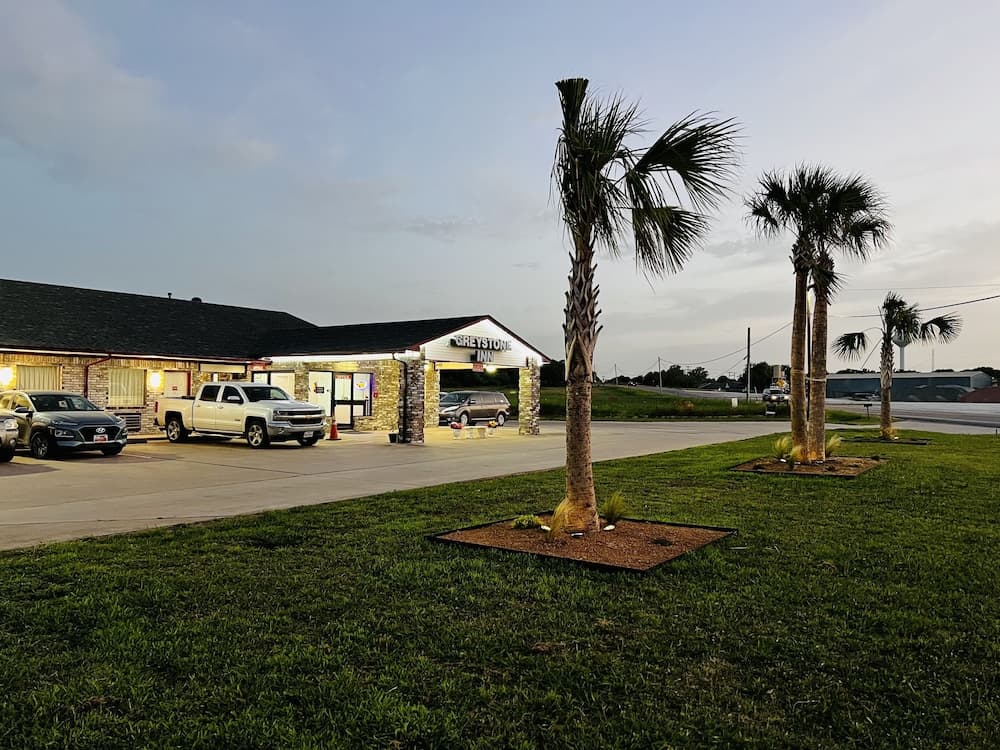 GREYSTONE INN featured exterior or lobby in Bridgeport, TX — similar hotel