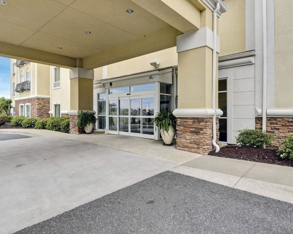 Comfort Suites near Hot Springs Park featured exterior or lobby in Hot Springs, AR — similar hotel