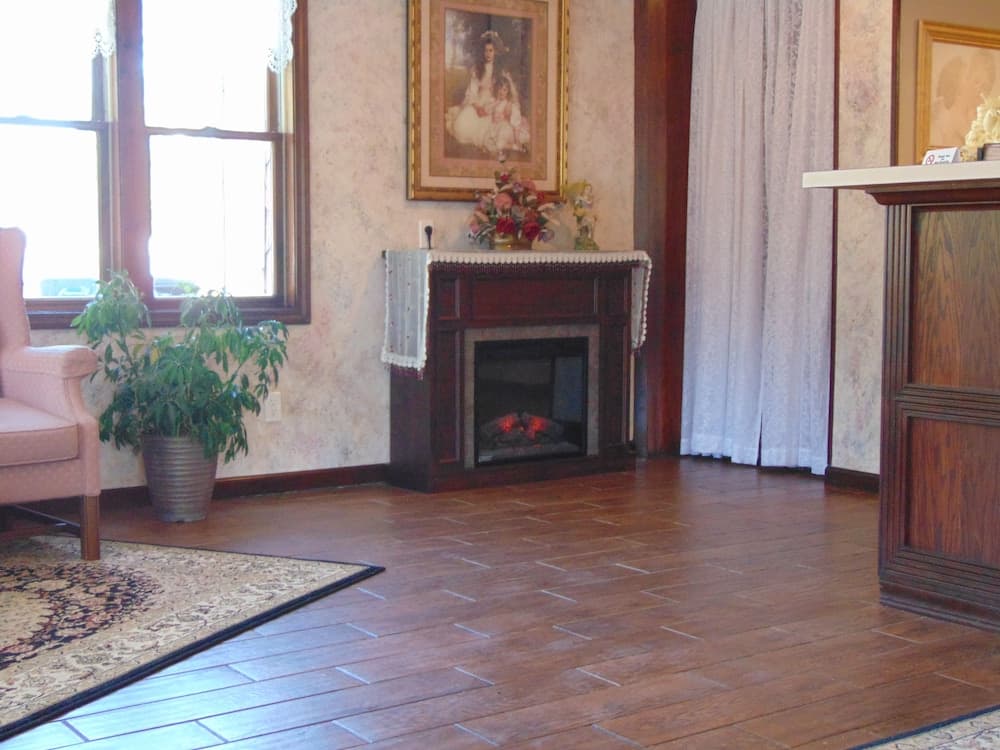 Candlelight Inn interior in Branson, MO — gallery photo 2