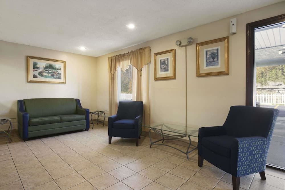 Super 8 by Wyndham Prestonsburg property views in Prestonsburg, KY — gallery photo 3
