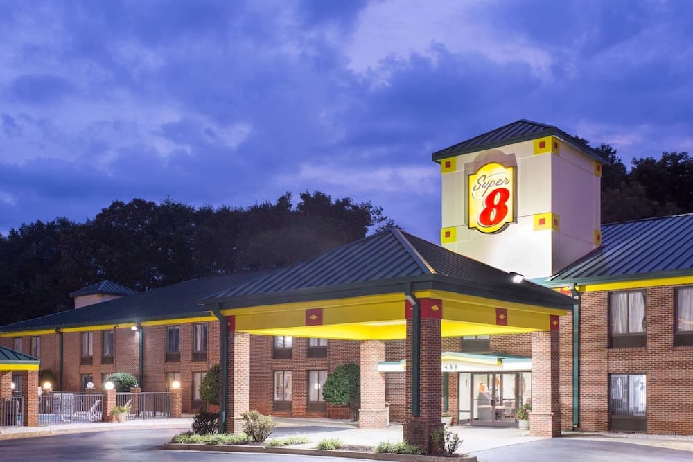 Super 8 by Wyndham Spartanburg/I-26 Exit 22 interior in Spartanburg, SC — gallery photo 2