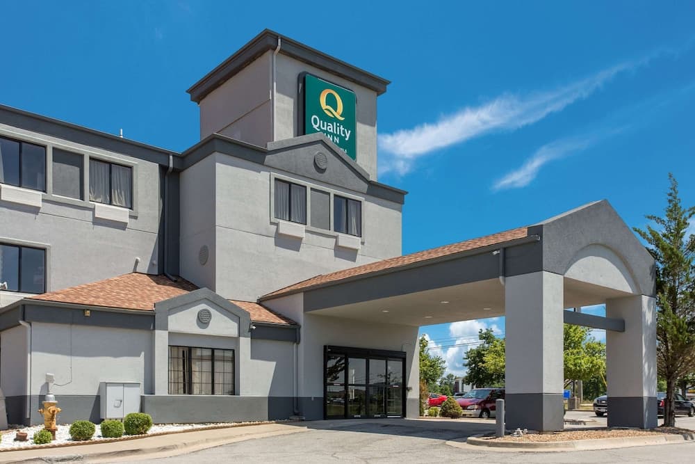 Quality Inn Lees Summit - Kansas City featured exterior or lobby in Lee's Summit, MO — similar hotel