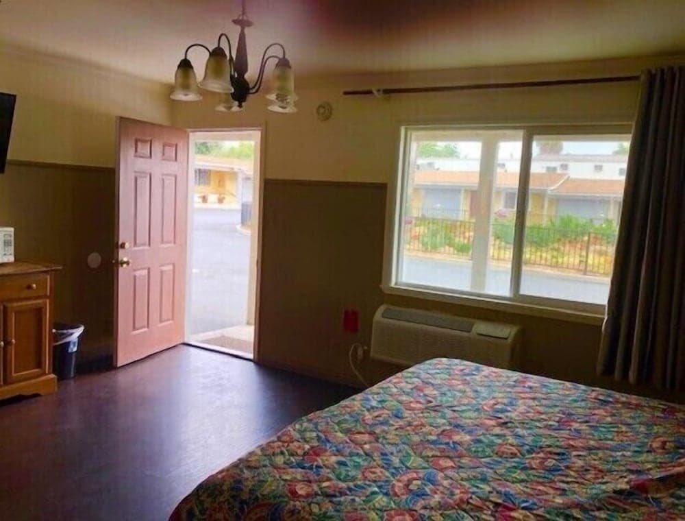 Sunshine Village Motel gallery photo in Santa Ana, CA — image 6