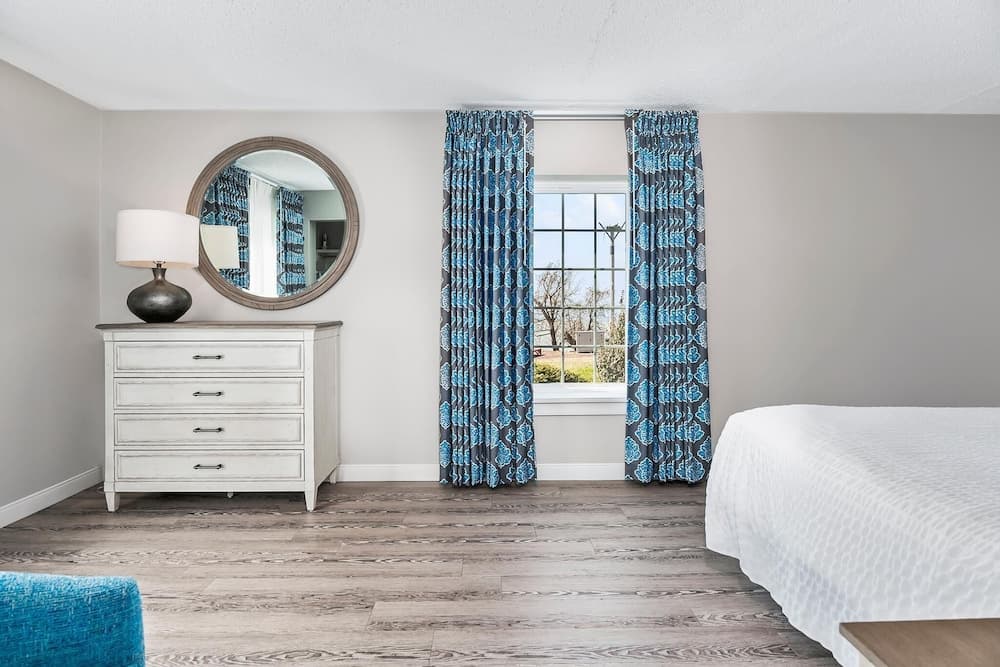First Floor Standard Suite Bay View interior in North East, MD — gallery photo 2
