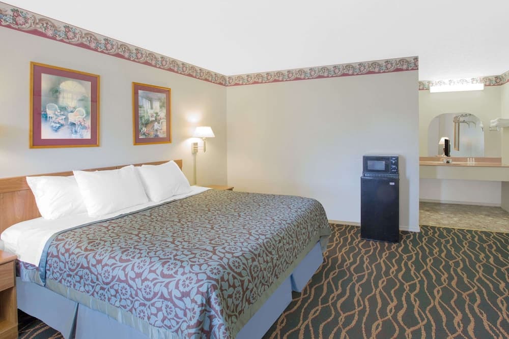 Days Inn by Wyndham Hardy property views in Hardy, AR — gallery photo 3