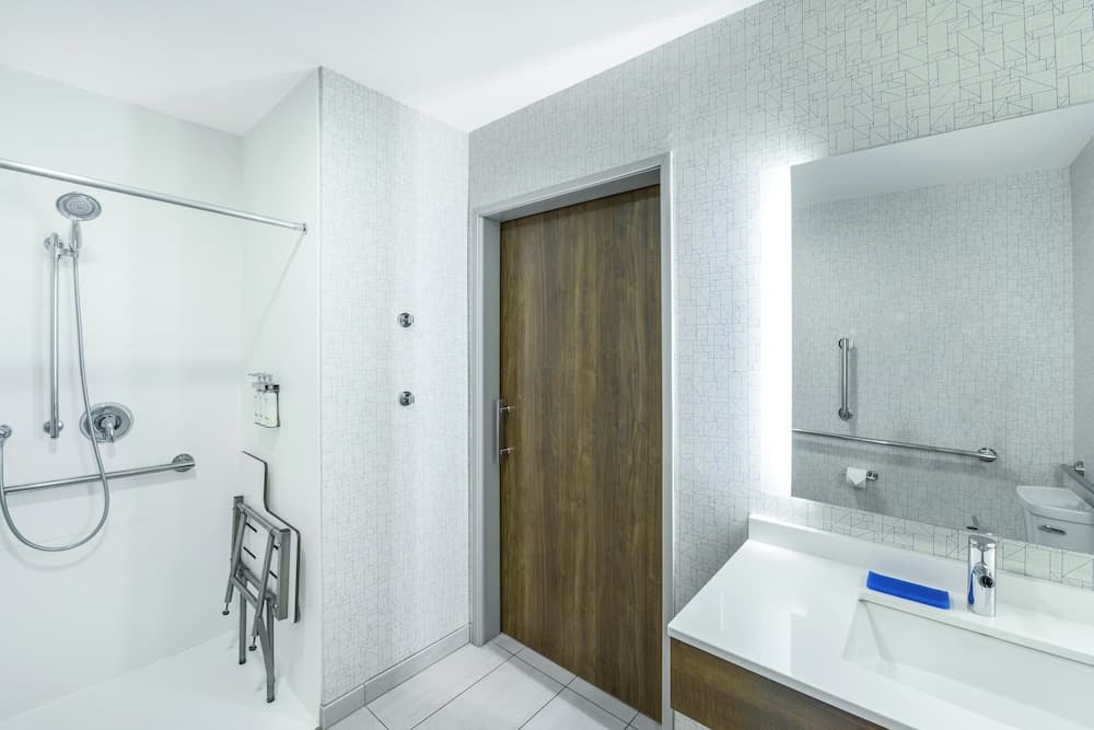 Holiday Inn Express & Suites Phoenix East - Gilbert by IHG gallery photo in Gilbert, AZ — image 58