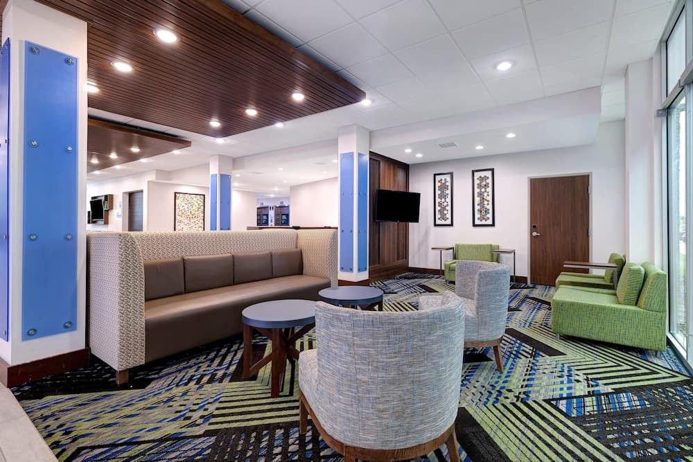 Holiday Inn Express & Suites Detroit Dearborn by IHG gallery photo in Dearborn, MI — image 54