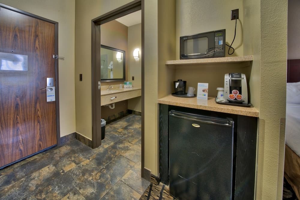 Holiday Inn Express Hotel & Suites Lubbock South by IHG interior in Lubbock, TX — gallery photo 2