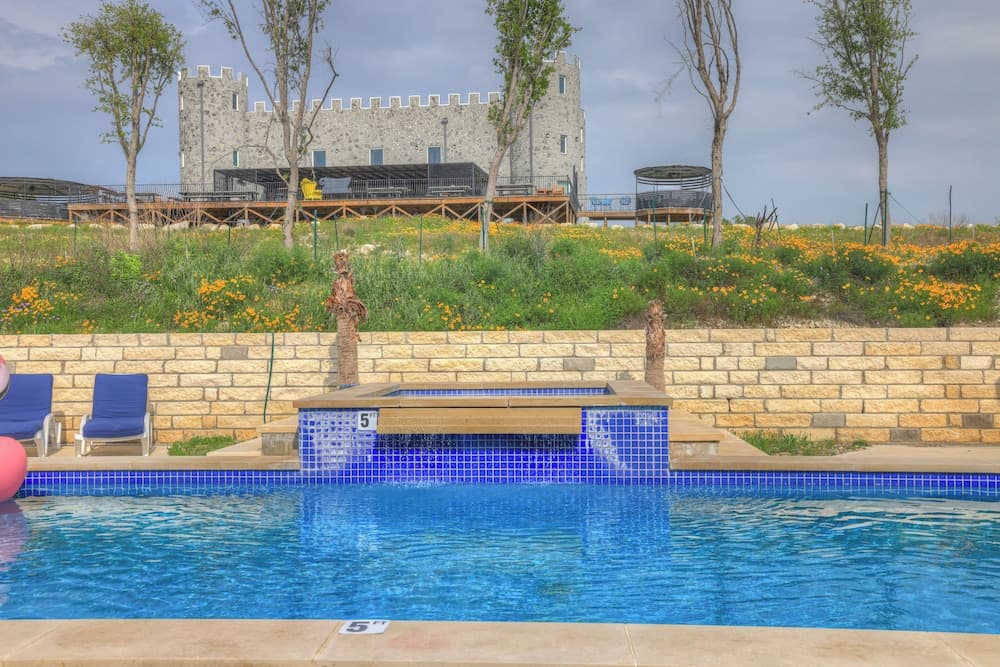 The Bentley Hotel - Bill Murray Room - Pool View interior in Johnson City, TX — gallery photo 2