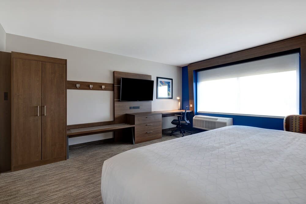 Holiday Inn Express & Suites Detroit Dearborn by IHG gallery photo in Dearborn, MI — image 38