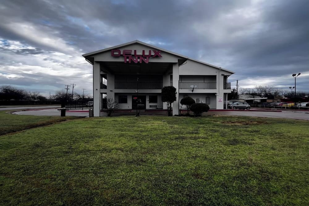 Deluxe Inn Motel By Oyo Grand Prairie Interstate 30 featured exterior or lobby in Grand Prairie, TX — similar hotel