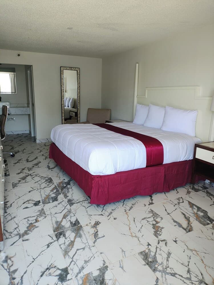 Super Inn Motel property views in Oklahoma City, OK — gallery photo 3