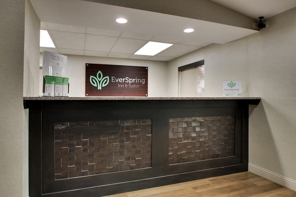 EverSpring Inn & Suites interior in Oskaloosa, IA — gallery photo 2