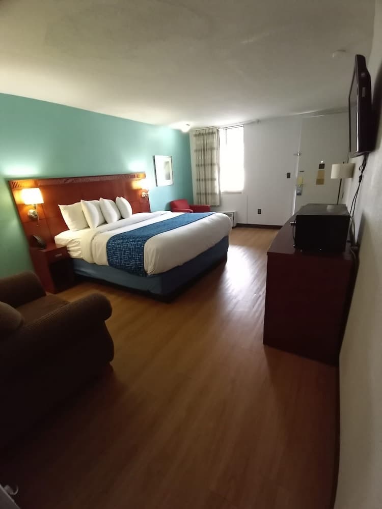 Travelodge by Wyndham Petersburg property views in Petersburg, VA — gallery photo 3