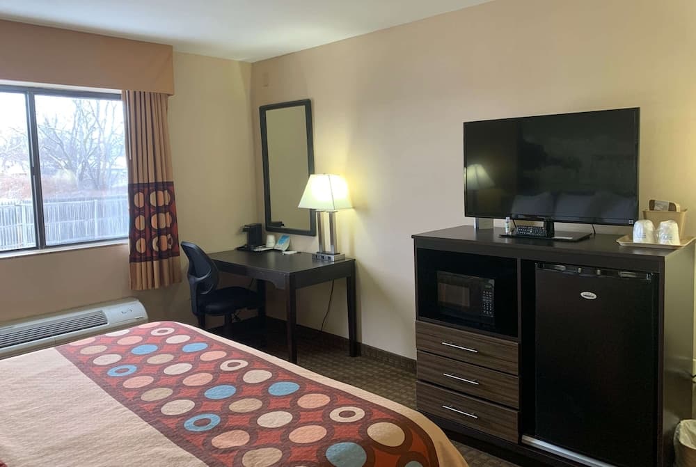 Super 8 by Wyndham Liverpool/Clay/Syracuse Area interior in Liverpool, NY — gallery photo 2