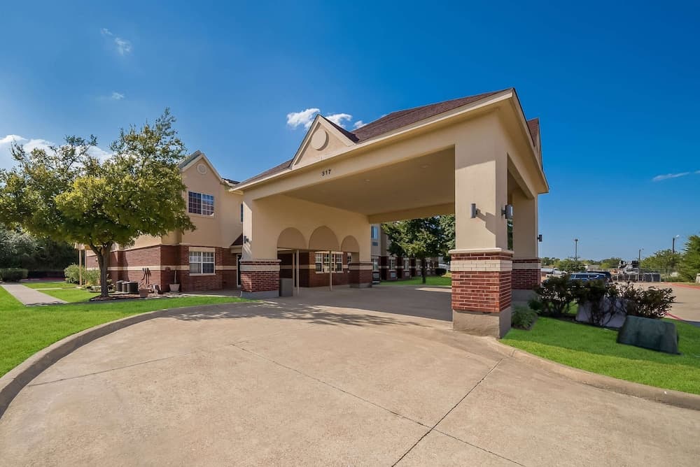 Econo Lodge Inn & Suites Mesquite - Dallas East featured exterior or lobby in Mesquite, TX — similar hotel