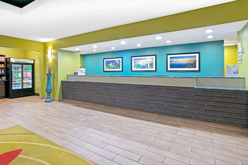 La Quinta Inn & Suites by Wyndham Paris property views in Paris, TX — gallery photo 3