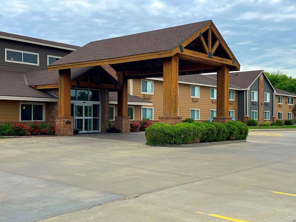 Quality Inn Atchison featured exterior or lobby in Atchison, KS — similar hotel
