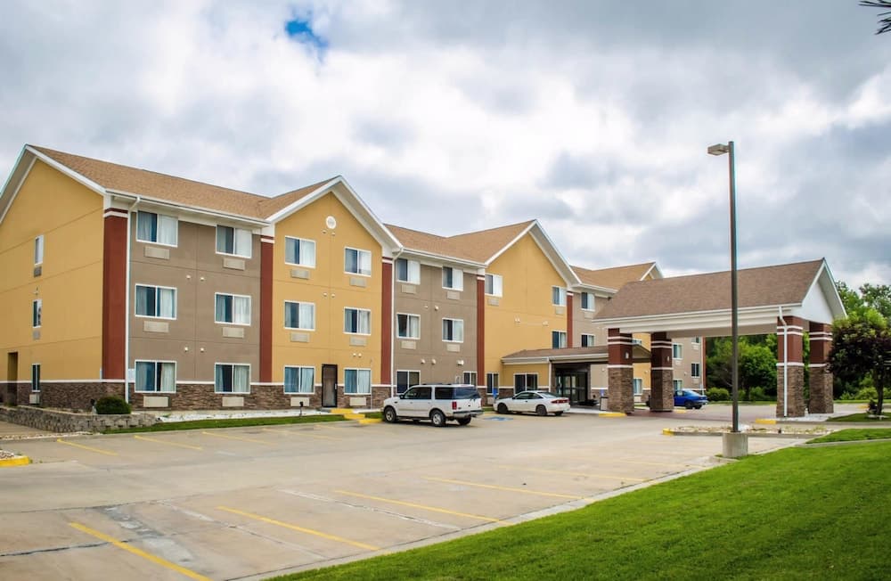 Quality Suites St. Joseph featured exterior or lobby in St. Joseph, MO — similar hotel