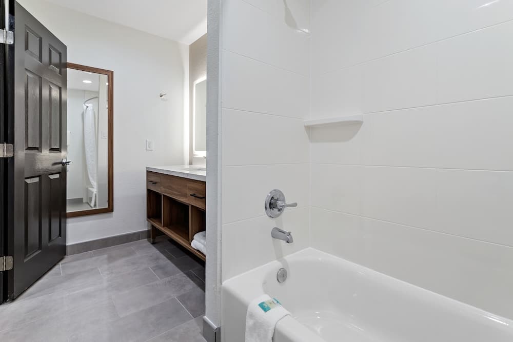 Baymont by Wyndham Beaumont gallery photo in Beaumont, TX — image 55