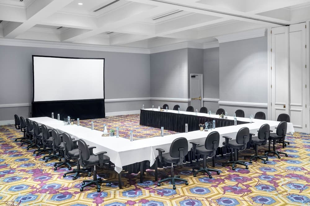 Renaissance Dallas North Hotel interior in Farmers Branch, TX — gallery photo 2