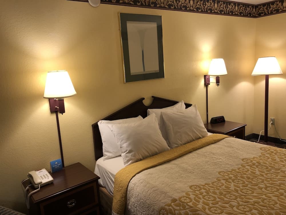 Days Inn & Suites by Wyndham Youngstown / Girard Ohio interior in Girard, OH — gallery photo 2
