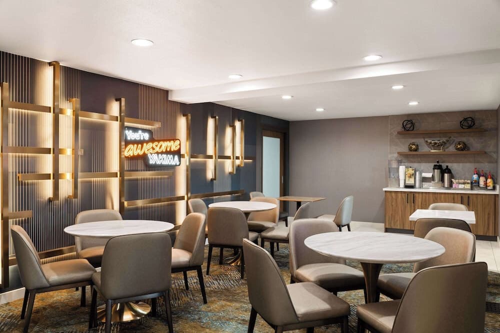 La Quinta Inn & Suites by Wyndham Yakima Downtown interior in Yakima, WA — gallery photo 2