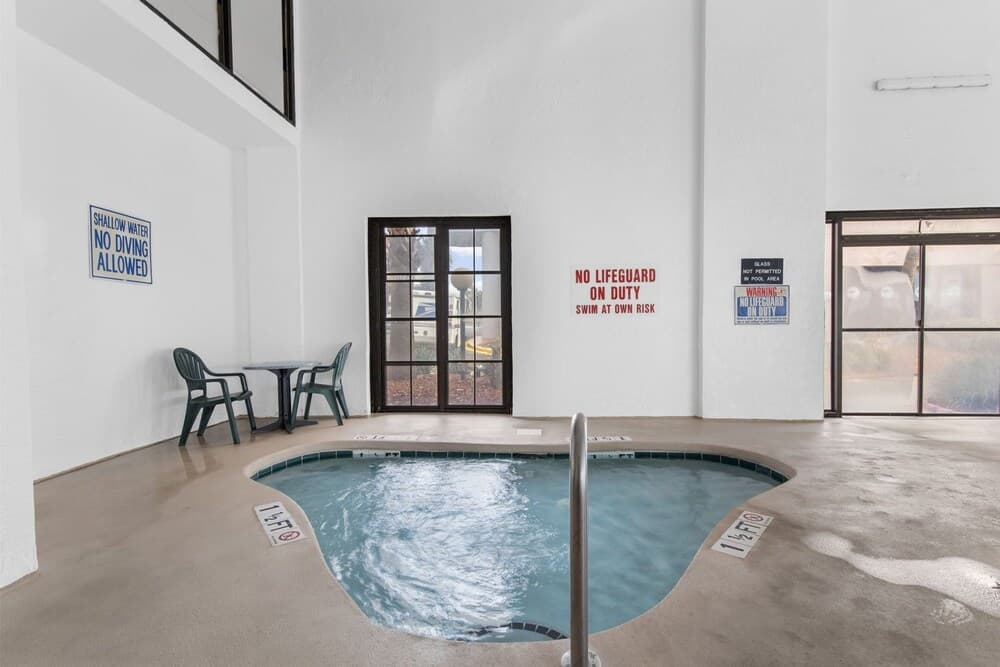 Newly Renovated Oceanfront 1BR Condo interior in Myrtle Beach, SC — gallery photo 2